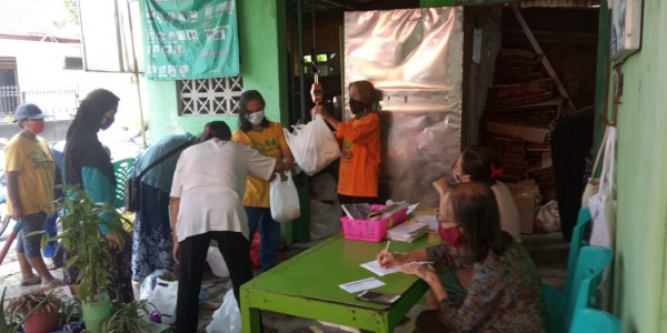 Bank Sampah Apel Melayani Nasabah